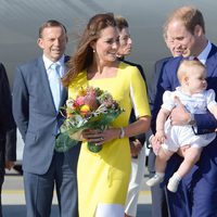 Los Duques de Cambridge y el Príncipe Jorge a su llegada a Australia