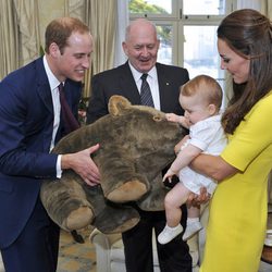 El Príncipe Jorge recibe un wombat de peluche junto a los Duques de Cambridge en Sydney