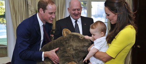 El Príncipe Jorge recibe un wombat de peluche junto a los Duques de Cambridge en Sydney