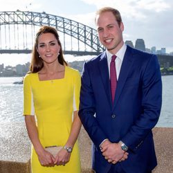 Los Duques de Cambridge posan frente a la bahía de Sydney