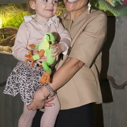 Victoria de Suecia y la Princesa Estela en la inauguración de una exposición de anfibios