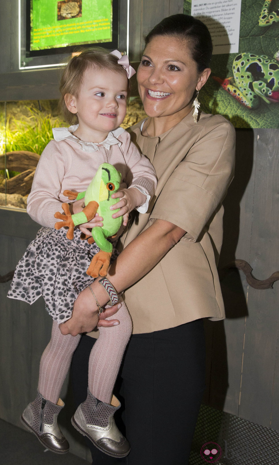Victoria de Suecia y la Princesa Estela en la inauguración de una exposición de anfibios