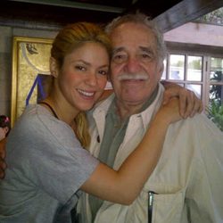 Shakira abraza a Gabriel García Márquez