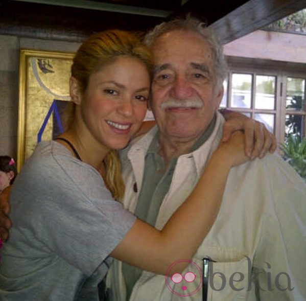 Shakira abraza a Gabriel García Márquez