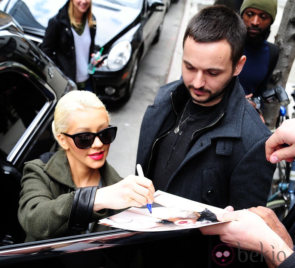 Christina Aguilera firma autógrafos en Nueva york