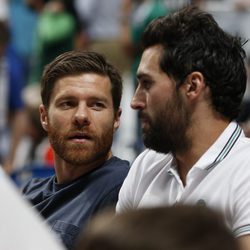 Xabi Alonso y Arbeloa viendo un partido de baloncesto de la Euroliga