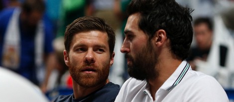 Xabi Alonso y Arbeloa viendo un partido de baloncesto de la Euroliga