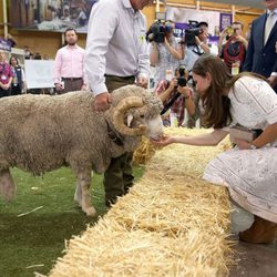Kate Middleton acaricia un carnero en una feria agrícola en Sydney