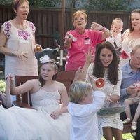 Kate Middleton juega con unos niños en un hospital de Sydney