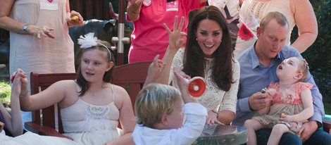 Kate Middleton juega con unos niños en un hospital de Sydney