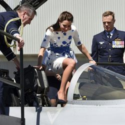 Kate Middleton montando en un avión de combate durante un viaje oficial por Australia