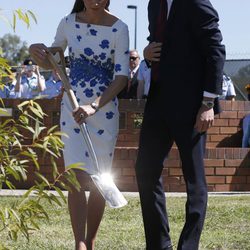 El Príncipe Guillermo y Kate Middleton plantando un árbol durante su visita a una base aéra en Australia