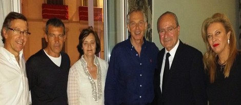 Antonio Banderas junto a Tony Blair y su esposa durante la Semana Santa de Málaga 2014