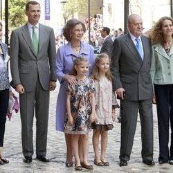 Los Reyes, los Príncipes Felipe y Letizia, las infantas Leonor y Sofía y la Infanta Elena en la misa de Pascua en Palma