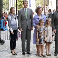 Los Reyes, los Príncipes Felipe y Letizia, las infantas Leonor y Sofía y la Infanta Elena en la misa de Pascua en Palma
