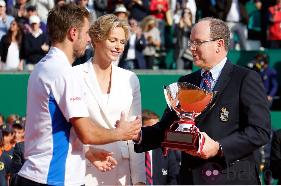 Alberto y Charlene de Mónaco entregando el trofeo de Montecarlo 2014 a Stanislas Wawrinka