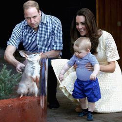 Los Duques de Cambridge con el Príncipe Jorge en un zoo de Sidney