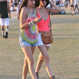 Victoria Justice con una amiga en el Festival de Coachella 2014