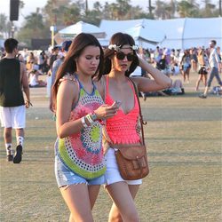 Victoria Justice con una amiga en el Festival de Coachella 2014