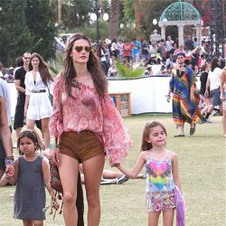 Alessandra Ambrosio con su hija Anja en el Festival de Coachella 2014