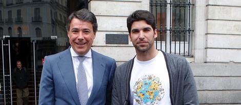 Cayetano Rivera con Ignacio González en el inicio de su viaje solidario por el mundo