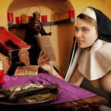 María Lapiedra leyendo textos religiosos desnuda y con un velo de monja