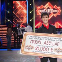 Miguel Abellán posando como ganador de '¡Mira quién baila!'
