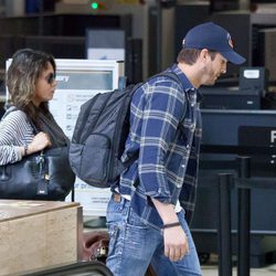 Mila Kunis y Ashton Kutcher en el aeroupuerto de Los Ángeles
