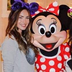 Megan fox y Minnie Mouse en Disneyland
