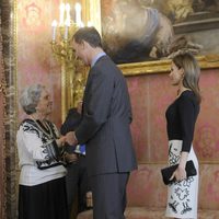 Los Príncipes de Asturias saludan a la ganadora del Premio Cervantes 2014