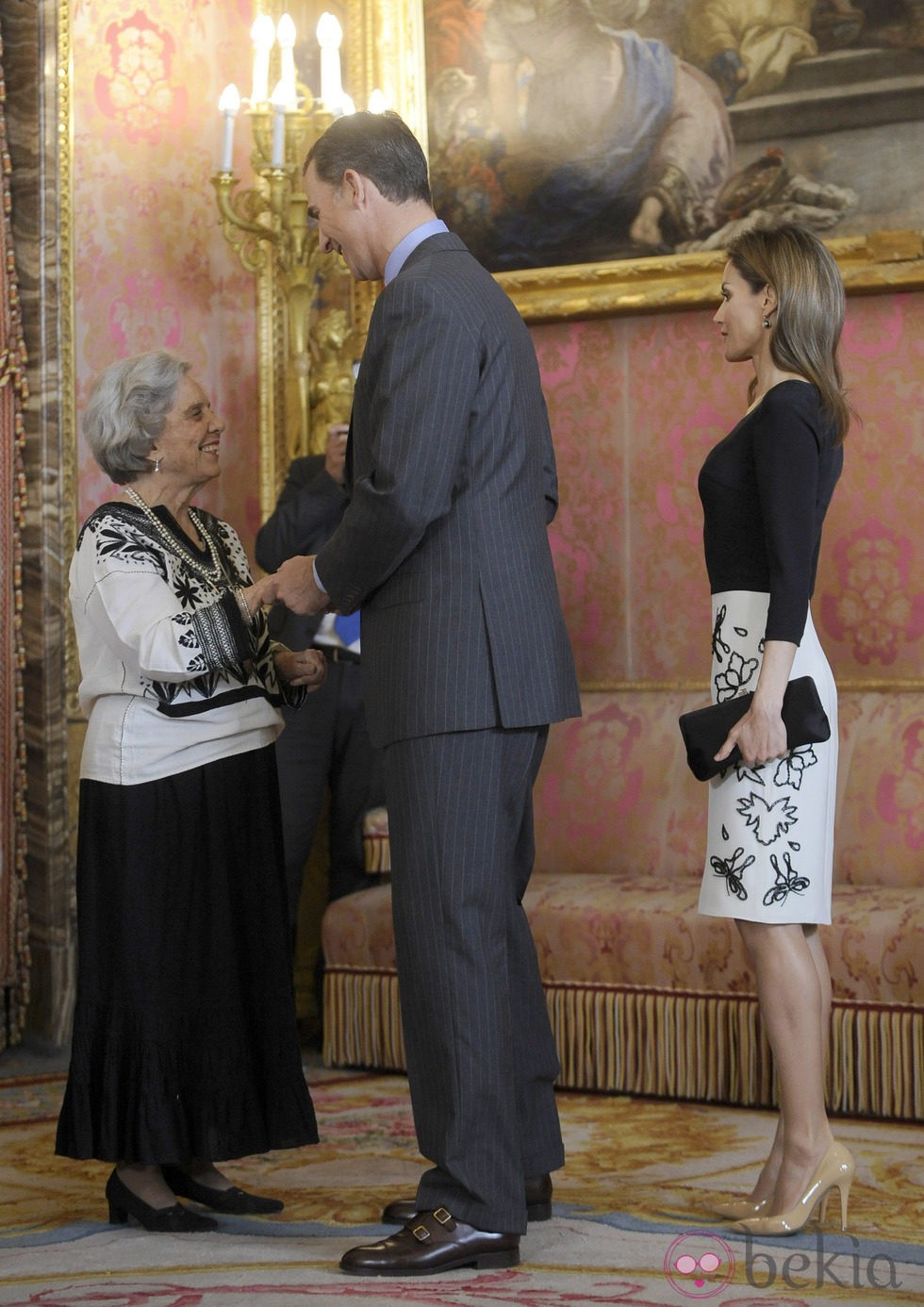 Los Príncipes de Asturias saludan a la ganadora del Premio Cervantes 2014