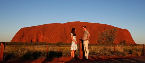 Los Duques de Cambridge se miran en Uluru
