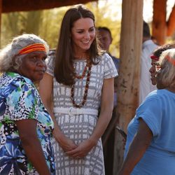 Kate Middleton charla con unas aborígenes en Uluru