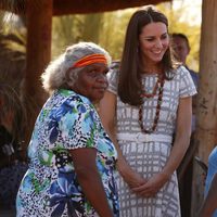 Kate Middleton charla con unas aborígenes en Uluru