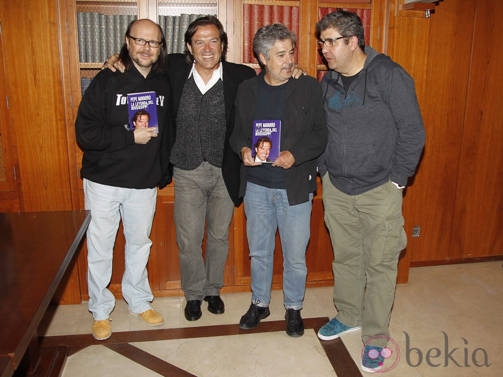Pepe Navarro presentó su libro con Santiago Segura, Carlos Iglesias y Florentino Fernández