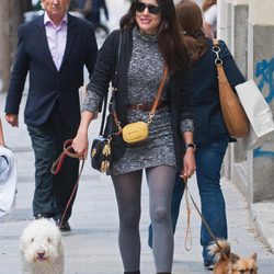 Adriana Ugarte paseando con sus perros Peachy y Ona