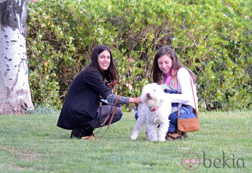 Adriana Ugarte con sus perros y una amiga en un parque