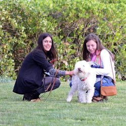 Adriana Ugarte con sus perros y una amiga en un parque