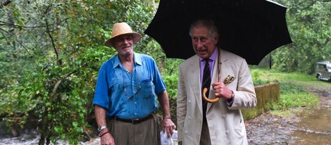 Carlos de Inglaterra con su cuñado Mark Shand en la India