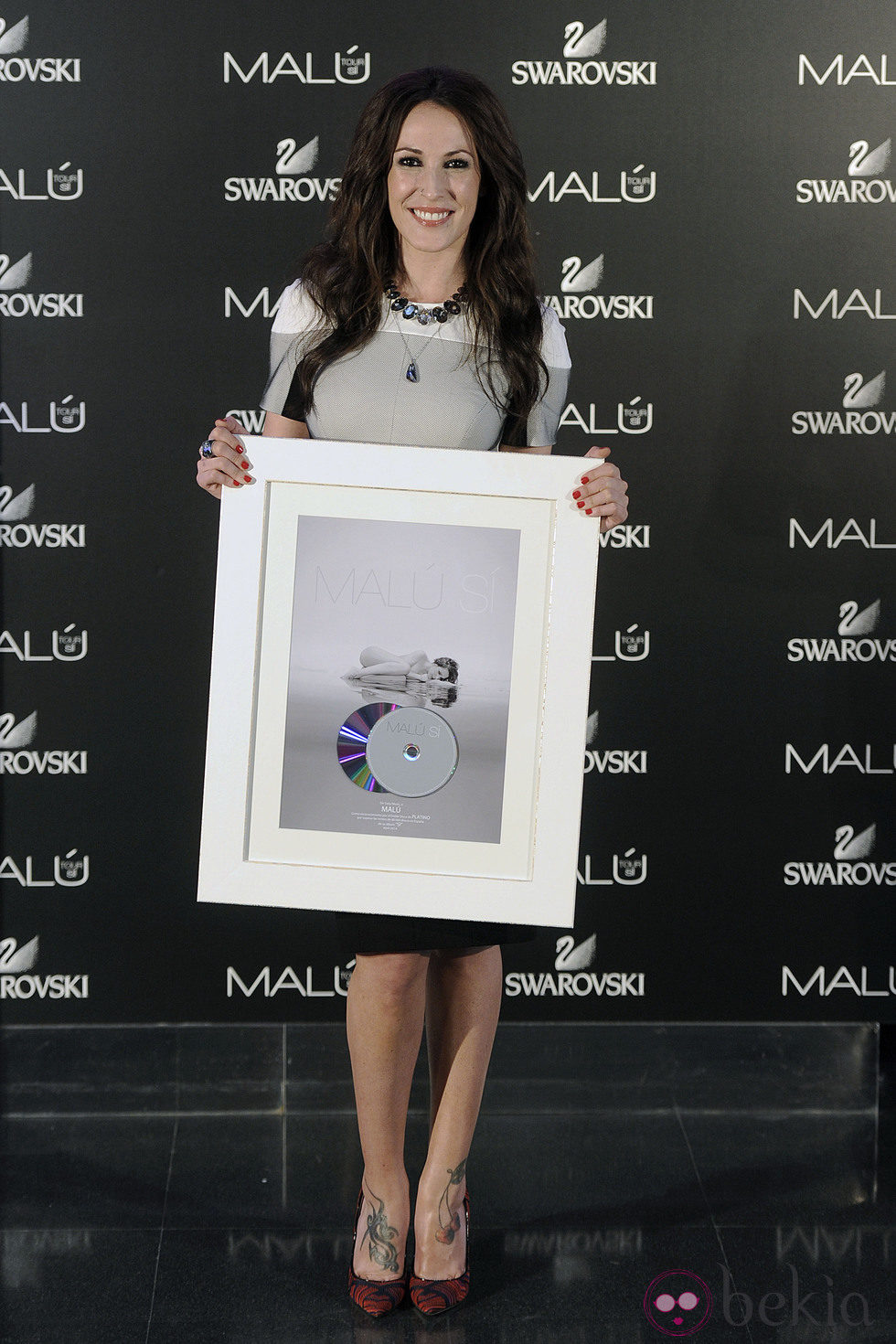 Malú recibe el Doble Disco de Platino durante la presentación de su 'Tour Sí'