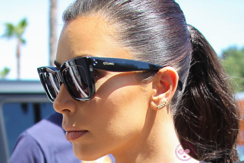 Kim Kardashian con unos pendientes con el nombre de su hija North