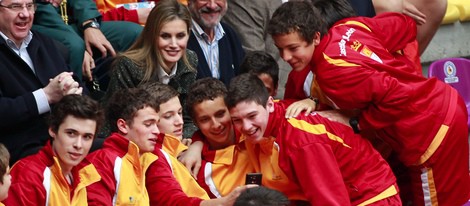 La Princesa Letizia se hace un selfie con los jóvenes jugadores de Voleibol en Valladolid