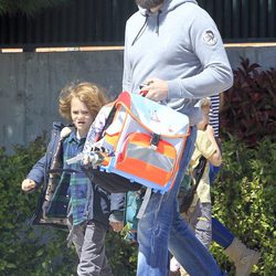 Borja Thyssen con sus hijos Sacha y Eric a la salida del colegio