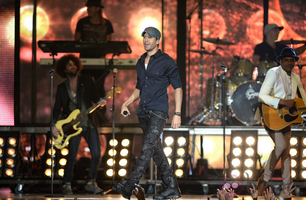 Enrique Iglesias durante su actuación en los Billboard Latinos 2014