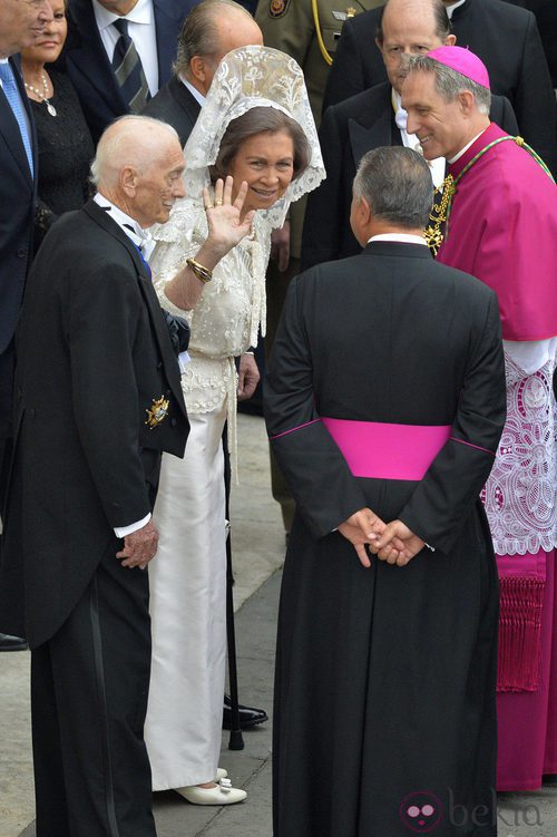 La Reina Sofía saludando de mantilla en el Vaticano