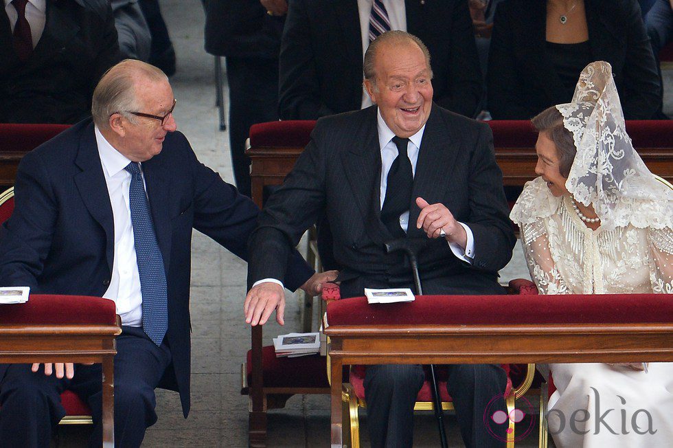 Rey Juan Carlos I y Reina Sofía saludan a Alberto II de Bélgica