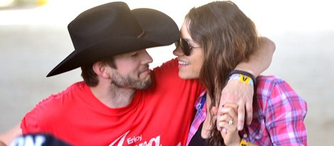 Ashton Kutcher y Mila Kunis enamorados en el Stagecoach 2014