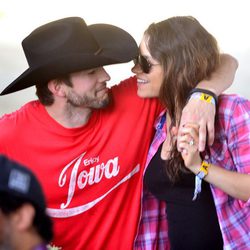 Ashton Kutcher y Mila Kunis enamorados en el Stagecoach 2014
