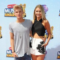 Cody Simpson y Gigi Hadid en los Radio Disney Music Awards 2014