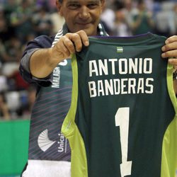 Antonio Banderas con su camiseta del Unicaja Málaga
